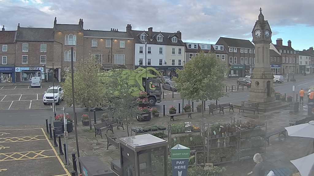 Thirsk webcam overlooking the Market Place