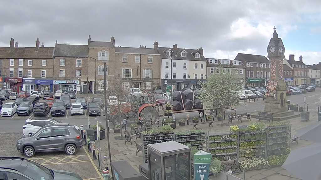 Thirsk webcam overlooking the Market Place
