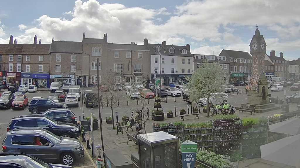 Thirsk webcam overlooking the Market Place