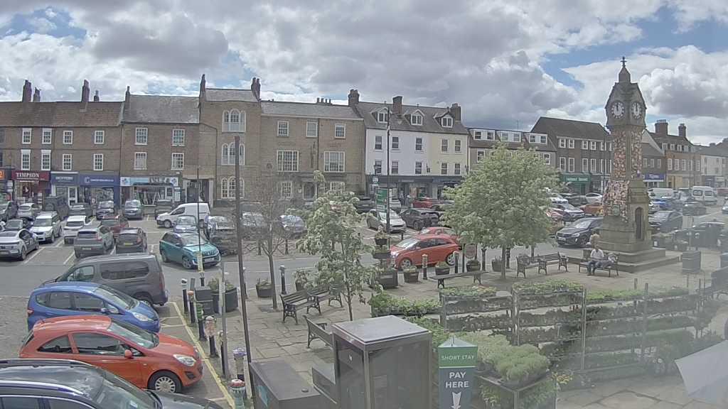 Thirsk webcam overlooking the Market Place