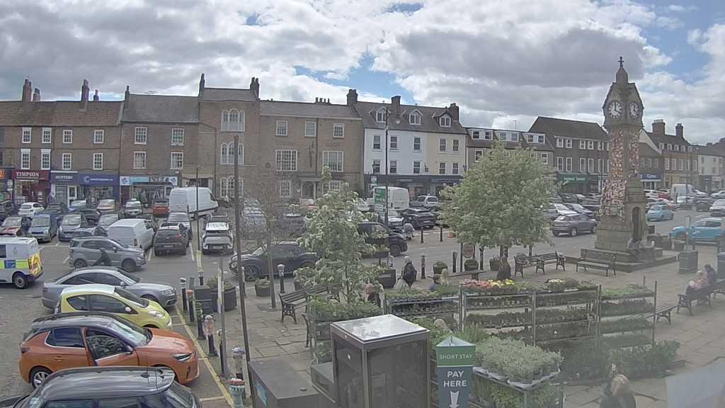 Thirsk webcam overlooking the Market Place