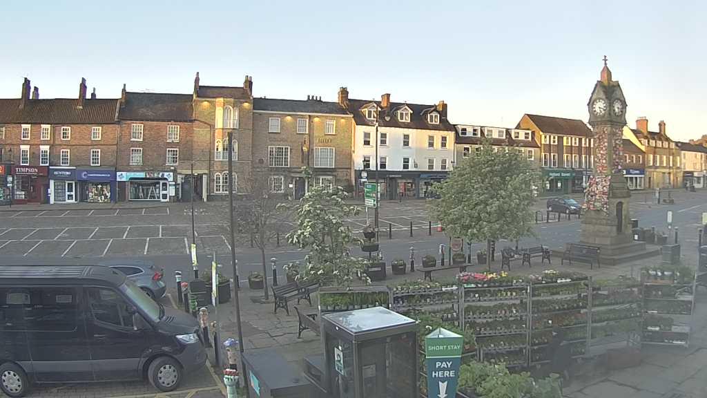 Thirsk webcam overlooking the Market Place