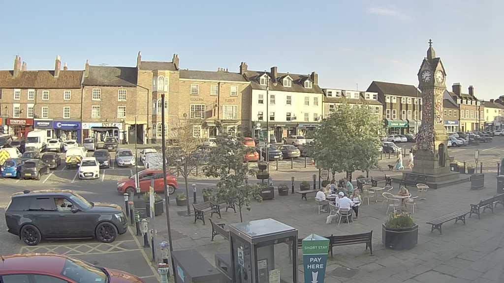 Thirsk webcam overlooking the Market Place