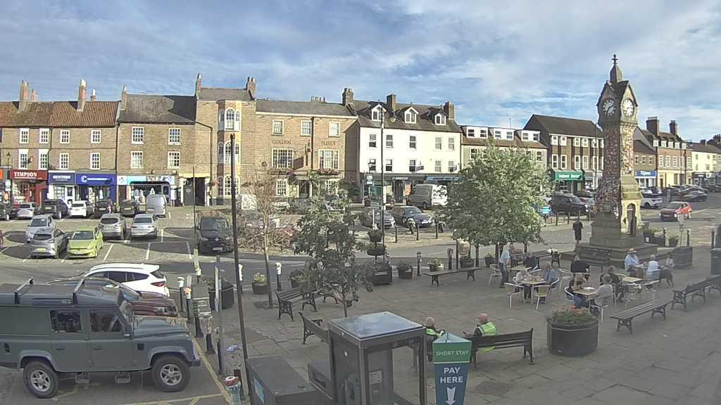 Thirsk webcam overlooking the Market Place