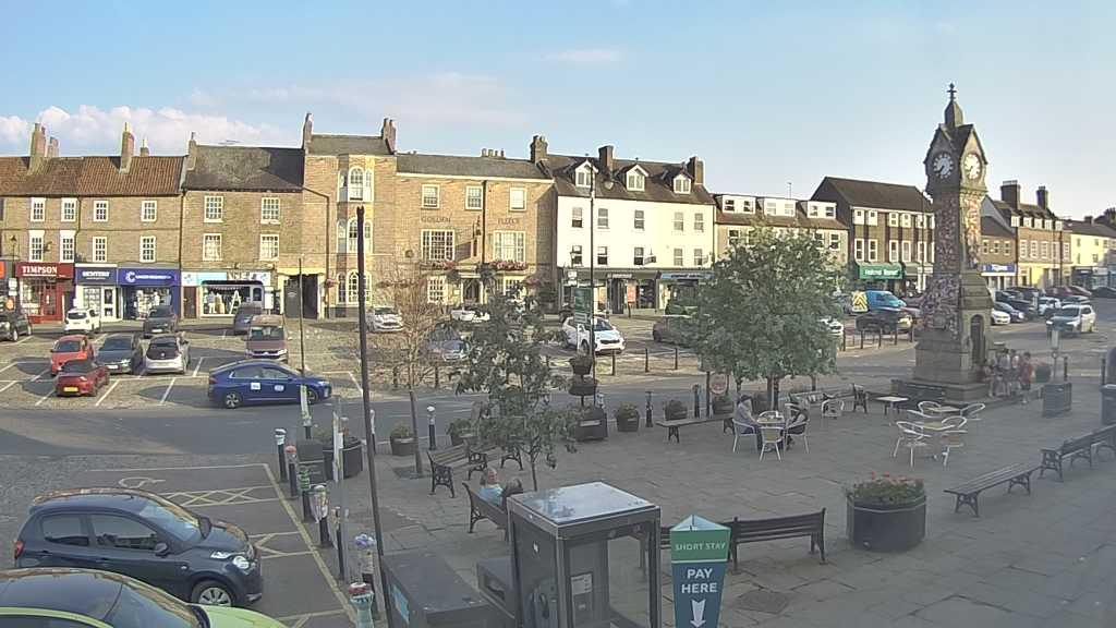 Thirsk webcam overlooking the Market Place